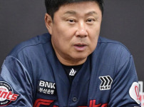 롯데, 김태형 대체자 찾기 난항…침묵 길어지는 배경 분석 기사의 썸네일