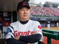 "9년 연속 가을야구 좌절, 롯데 자이언츠 감독 재계약에 고심하는 배경" 기사의 썸네일